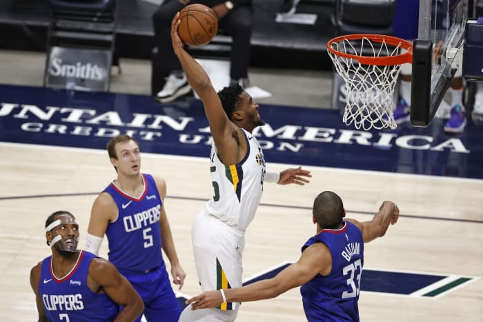 Donovan Mitchell (45) dunks on the Los Angeles Clippers